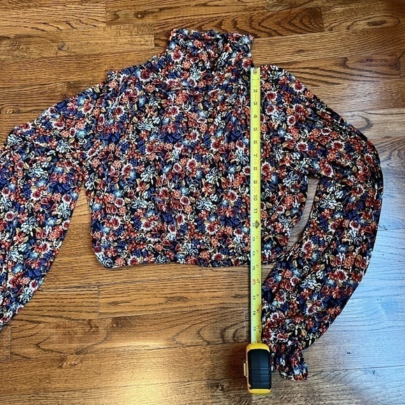 FREE PEOPLE Boho floral cropped top mock neck open back size small - Picture 8 of 10